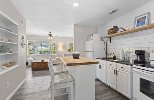 West Bradenton Apartment | Captain’s Quarters | Dog | Near AMI | Near IMG | Patio | TV
