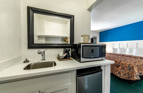 Everglades City Hotel | Captain's Table Hotel