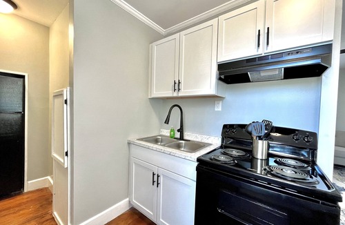 Burton Cottage | Cardinal Cottage - Sleeps 4 - Great Location!