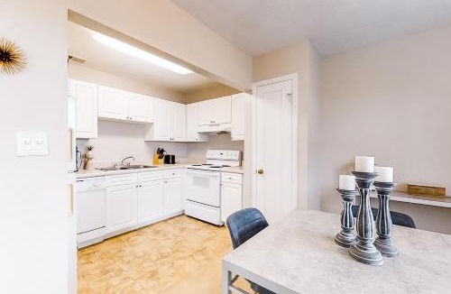 River Pointe Apartment | Carlton Arms View B1 # A