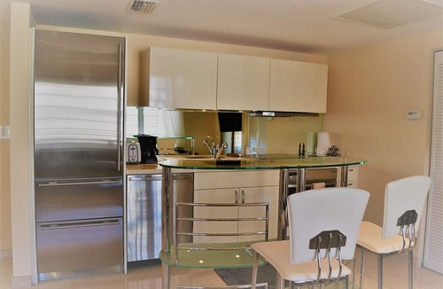 South Beach Condo | Carlyle Art Deco Residence on South Beach Ocean Drive Al Pacino would stay here!