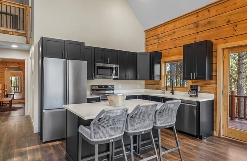 Union Mills Cabin | Carolina Chalet:Lake Lure, TIEC, Asheville Nearby!
