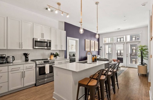 Second Ward Apartment | Carolina Charm - Free Parking, Pool, Gym