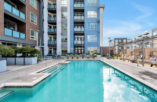 Second Ward Apartment | Carolina Charm - Free Parking, Pool, Gym