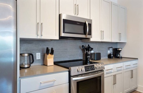 Second Ward Apartment | Carolina Luxury | Free Parking, Pool, Gym