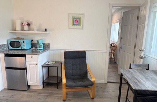 Sunset Reef Hotel | 🩴Carousel Suites #3 – Sweet Studio Steps from the Sand!