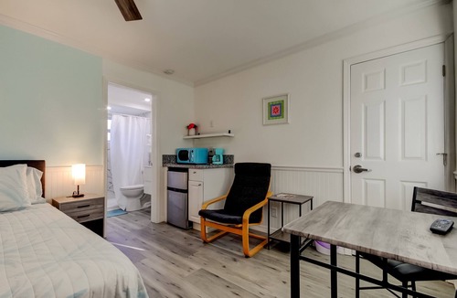 Sunset Reef Hotel | 🩴Carousel Suites #3 – Sweet Studio Steps from the Sand!