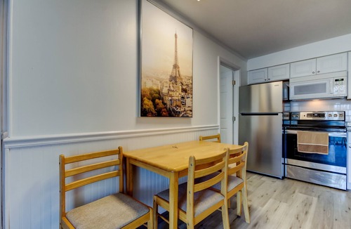 Sunset Reef Apartment | 🦩Carousel Suites #7- Updated 1 Bedroom steps to the beach! - Perfect for a Relaxing Getaway!