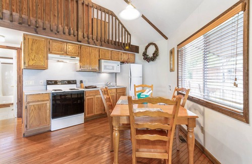 Tate Cabin | Carters Lake, Lakeside Cabin #8, includes free boat slip at the Marina