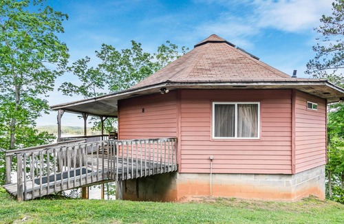 Tate Cabin | Carters Lake, Lakeside Cabin #8, includes free boat slip at the Marina