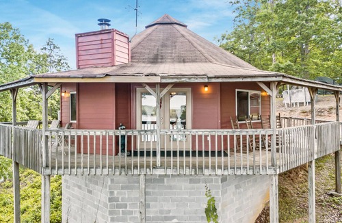 Tate Cabin | Carters Lake, Lakeside Cabin #8, includes free boat slip at the Marina