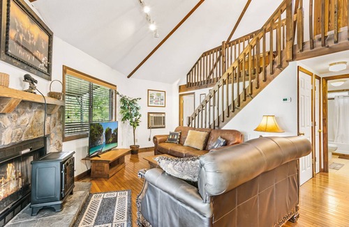 Tate Cabin | Carters Lake, Lakeside Cabin #8, includes free boat slip at the Marina