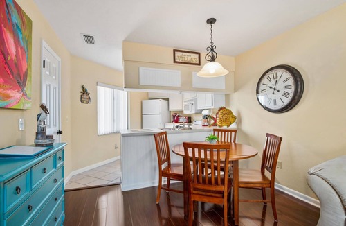 Mid Island Condo | CASA BELLA "C " - STEPS TO THE BEACH - 1 bed/1 bath - Sleeps 2
