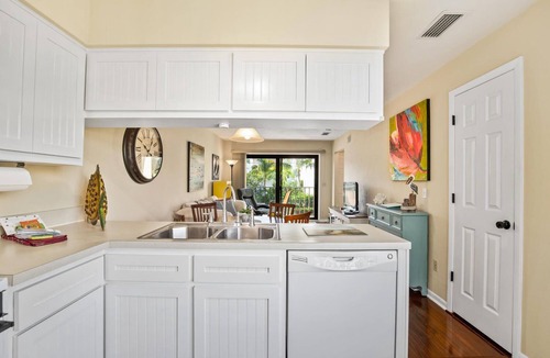 Mid Island Condo | CASA BELLA "C " - STEPS TO THE BEACH - 1 bed/1 bath - Sleeps 2