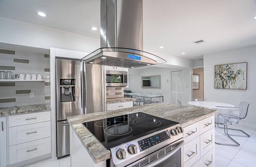 Hollywood Lakes House | Casa Bonita 5/4 - 10 Guests - Heated Pool