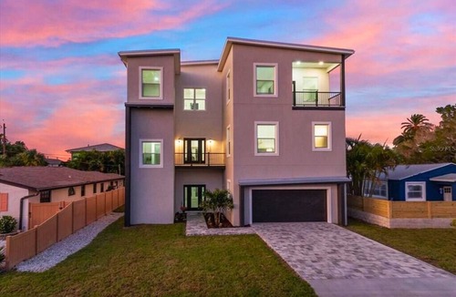 Redington Beach House | Casa De Marina - Luxurious Group Retreat in Redington Beach