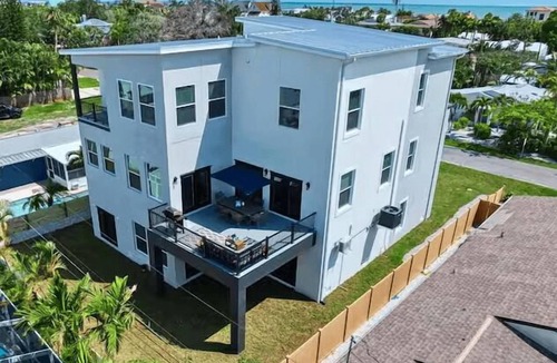 Redington Beach House | Casa De Marina - Luxurious Group Retreat in Redington Beach