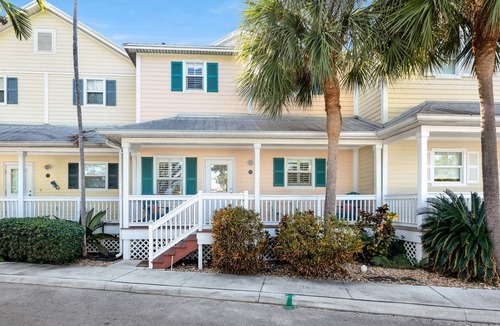 Key West House | CASA DE VINO ~ Amazing Price for Charming Townhouse with Pool & Tiki!