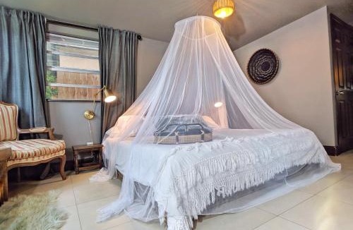 Downtown Fort Lauderdale House | Casa del Ojo - 3 King beds - Sun-soaked pool