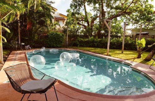 Downtown Fort Lauderdale House | Casa del Ojo - 3 King beds - Sun-soaked pool