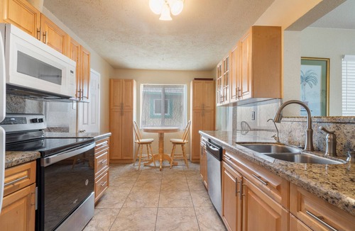 Dania Beach House | Casa Del Sol - 3 bdrms, 2 baths - Heated Pool