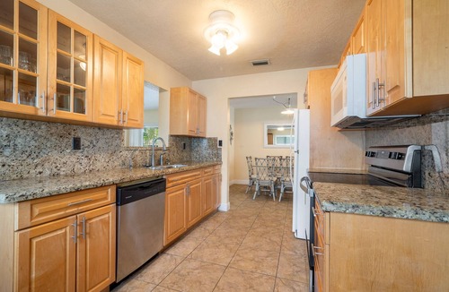 Dania Beach House | Casa Del Sol - 3 bdrms, 2 baths - Heated Pool