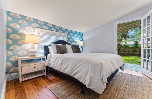 Lincolnville House | Casa Lovett - Tropical Bungalow