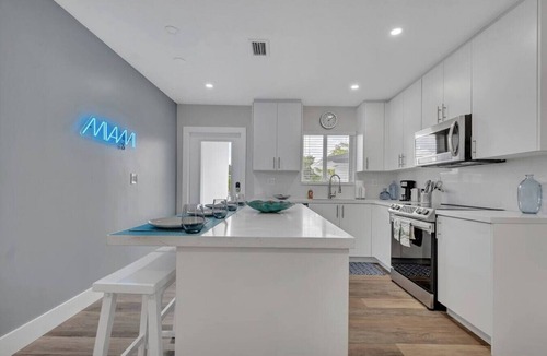 Gladeview House | Casa Moderna Gated 4 Bd 3 Bath Home 15 Min to Beach