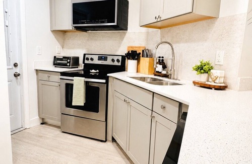 Dania Beach Apartment | Casa Tropica Escape | 2BR Near Beach & Airport