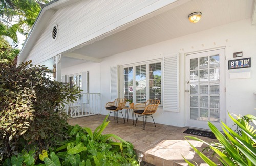 The Meadows House | ~ CASABLANCA TOO ~Chicly updated home with hot tub in a quiet location.