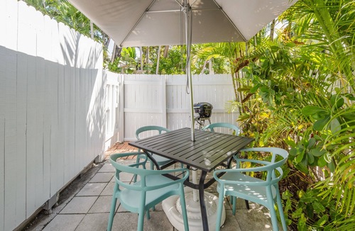 The Meadows House | ~ CASABLANCA TOO ~Chicly updated home with hot tub in a quiet location.