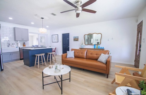 Largo House | CasaHelena:5min to Beaches-IRB-Clearwater-Poolside Paradise-BBQs- Heated Pool! 🏊‍♂️