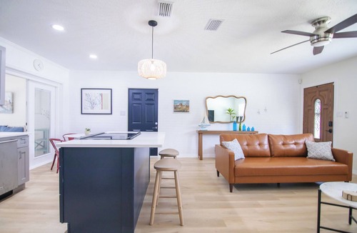 Largo House | CasaHelena:5min to Beaches-IRB-Clearwater-Poolside Paradise-BBQs- Heated Pool! 🏊‍♂️