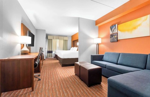 Jackson Hotel | Casey Jones 2 Queen Room w/Breakfast, Gym & Pool