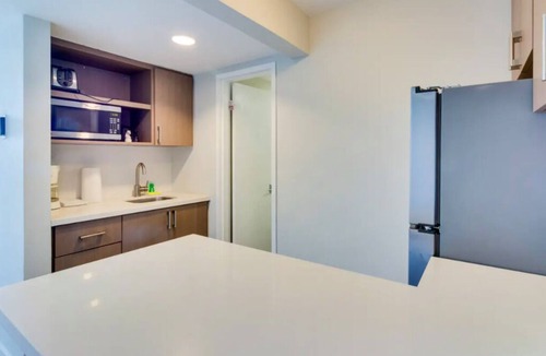 Mid Beach Condo | Castle 835 Oceanview Studio w/Free parking, pool, gym, tennis, bars, and more!