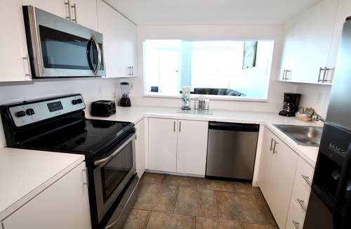 Mid Beach Condo | Castle M16 Ocean/Pool view, balcony, gym. tennis, & free valet parking!