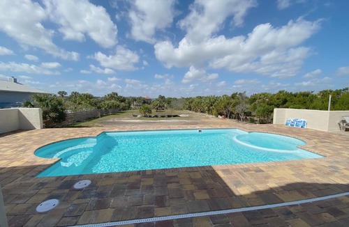 Painters Hill House | Castle, pvt pool, hot tub, beach, mini-golf, dock, fishing, ping pong