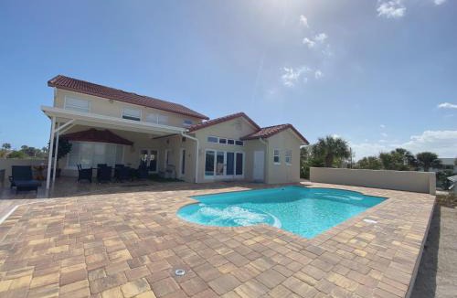 Painters Hill House | Castle, pvt pool, hot tub, beach, mini-golf, dock, fishing, ping pong