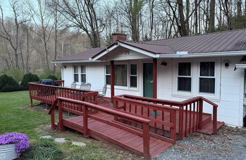 Sylva Cottage | Catch N Relax- River Access, Large Yard, Fiber Wifi, Fire Pit & Late Checkout!