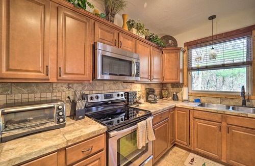 Cattail Creek Cabin | 'Cattail Creek' Escape, 44 Mi to Mt Mitchell!