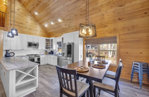Reed Creek Cabin | Cedar Ridge Lake House w/Hot Tub & Private Dock!
