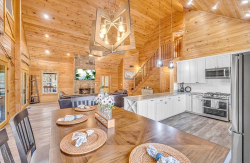 Reed Creek Cabin | Cedar Ridge Lake House w/Hot Tub & Private Dock!