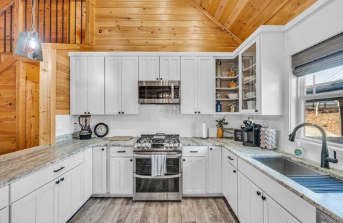 Reed Creek Cabin | Cedar Ridge Lake House w/Hot Tub & Private Dock!
