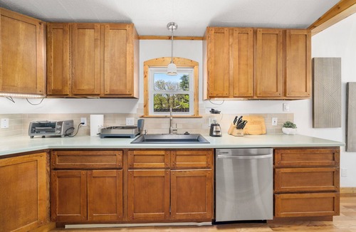 Hendersonville Hotel | CedarWood Inn