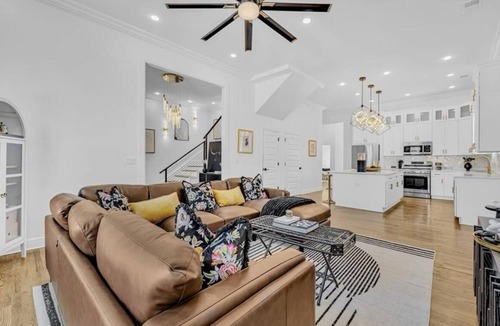 College Park House | Celebrations & photoshoots welcome here! Come for the event, stay for the beds!