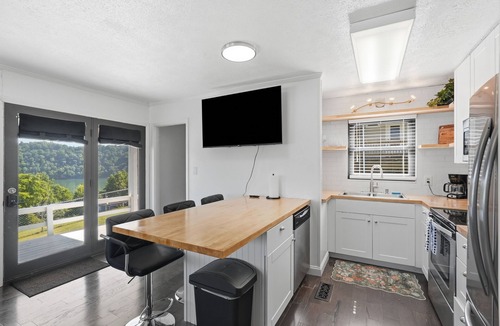 Sparta House | Center Hill Lakehouse, Panoramic Views & Deck