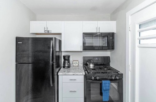 South Tuxedo Park Apartment | Central Buckhead 2BR apartment with king beds, full kitchen, fast Wi-Fi, and free parking — minutes from Lenox Square, Phipps Plaza, and top dining.
