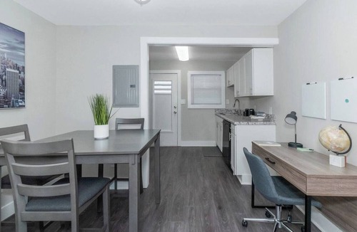 South Tuxedo Park Apartment | Central Buckhead 2BR apartment with king beds, full kitchen, fast Wi-Fi, and free parking — minutes from Lenox Square, Phipps Plaza, and top dining.