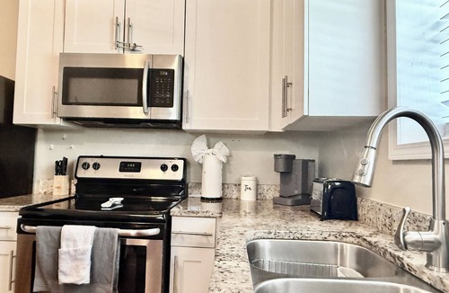 North Charleston Apartment | Central/Charming Apt 2 Br/1 Bath.Close to Airport 15min. Private Entry