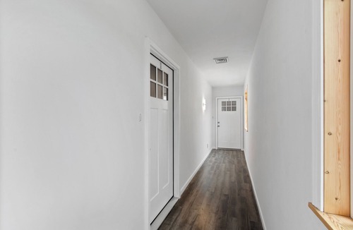 Festus Apartment | Central Festus Studio Apartment. Private Parking-Gigabit Wifi-Full Size Kitchen.